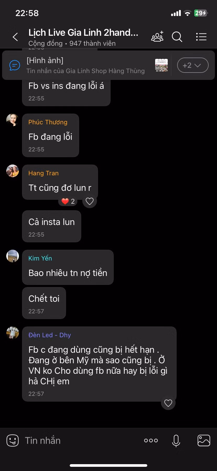 Các nhóm chat trên Zalo cũng hoạt động nhộn nhịp, cập nhật tình hình theo từng giây.