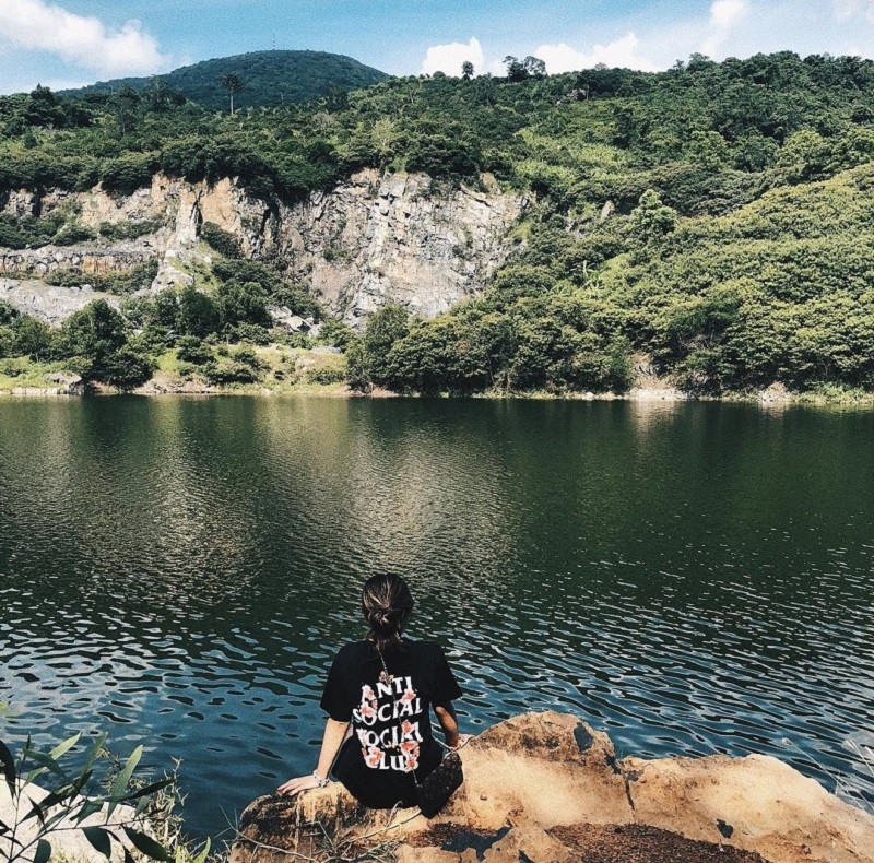 Đường đến Ma Thiên Lãnh khá cheo leo, hiểm trở, đòi hỏi bạn phải có một sức bền cả về sức khỏe lẫn ý chí. Nhưng đây là trải nghiệm cực đáng đồng tiền bát gạo khi bạn sẽ được thưởng ngoạn thiên nhiên hùng vĩ, hoang sơ tuyệt đẹp và yên bình.