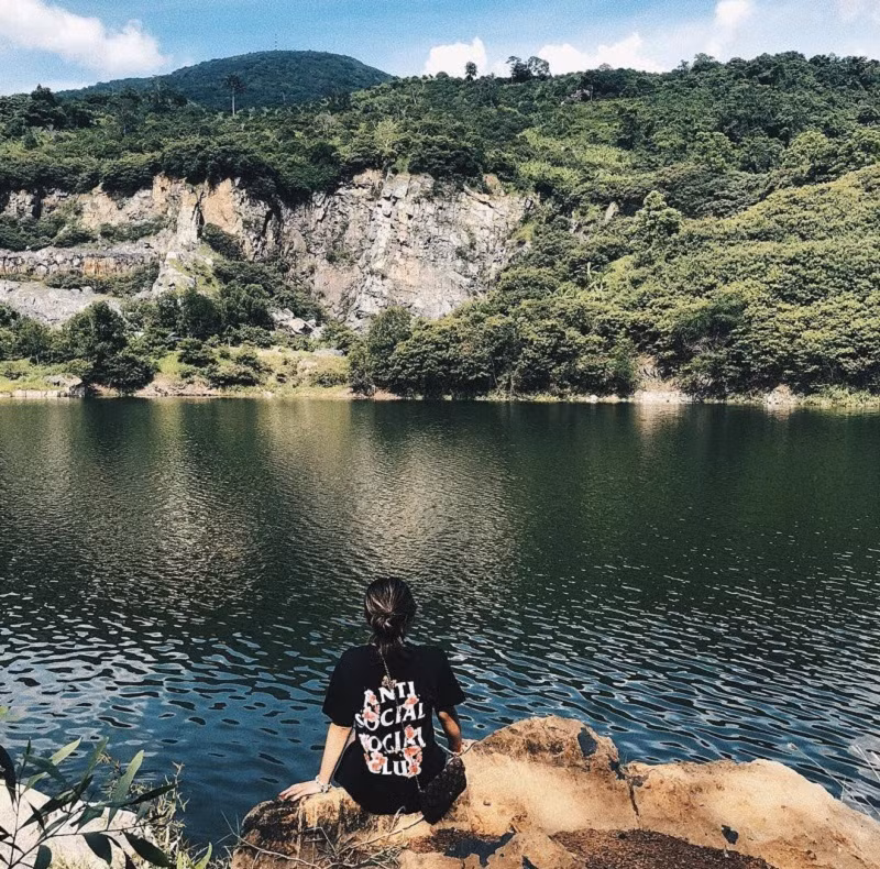 Đường đến Ma Thiên Lãnh khá cheo leo, hiểm trở, đòi hỏi bạn phải có một sức bền cả về sức khỏe lẫn ý chí. Nhưng đây là trải nghiệm cực đáng đồng tiền bát gạo khi bạn sẽ được thưởng ngoạn thiên nhiên hùng vĩ, hoang sơ tuyệt đẹp và yên bình.