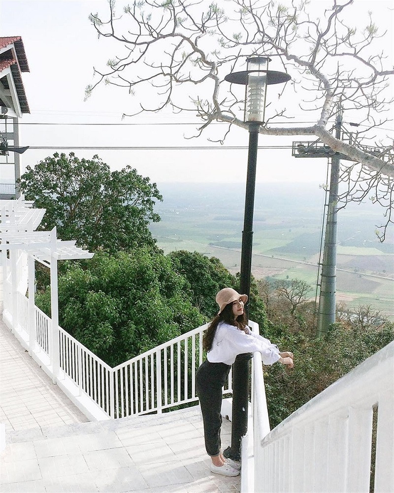 Nếu bạn không có sức leo trò, đừng lo vì hiện nay đã có hệ thống cáp treo đưa bạn từ chân núi lên đỉnh núi.