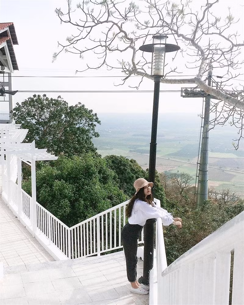 Nếu bạn không có sức leo trò, đừng lo vì hiện nay đã có hệ thống cáp treo đưa bạn từ chân núi lên đỉnh núi.