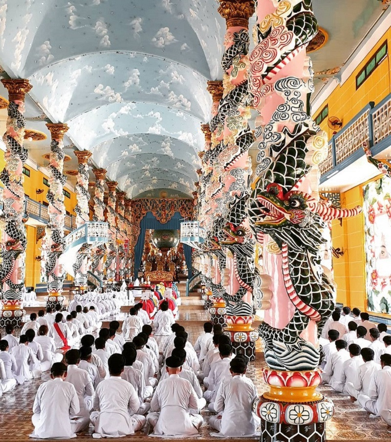 2.Tòa thánh Tây Ninh Đây là nơi bạn không thể bỏ qua khi đi du lịch Tây Ninh. Toà thánh chỉ cách trung tâm thành phố Tây Ninh khoảng 4km về phía Đông Nam. Tòa thánh Tây Ninh là một công trình nổi tiếng của đạo Cao Đài với tổng thể kiến trúc, nghệ thuật lẫn tôn giáo cực đồ sộ. 