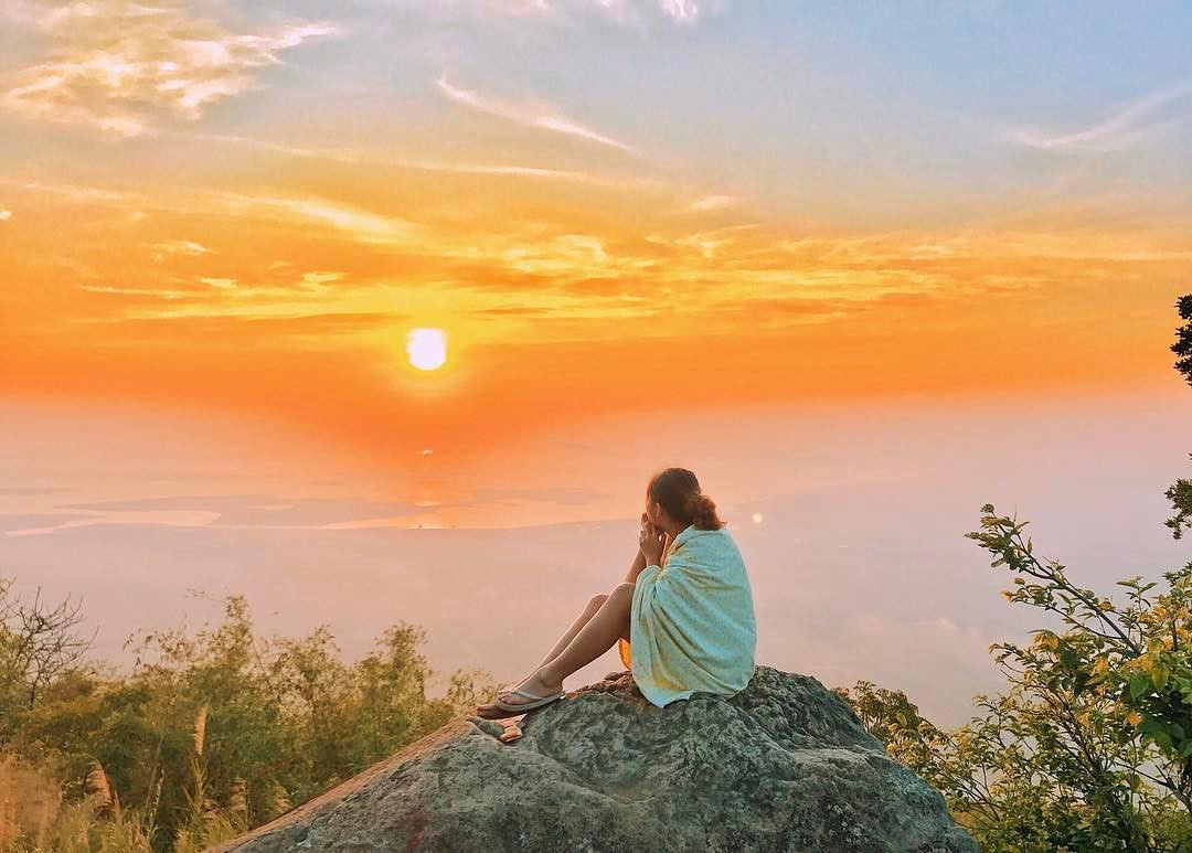 2. Khu du lịch Ma Thiên Lãnh - núi Bà Đen Đến Ma Thiên Lãnh, bạn đi một mà được ba. Đây là điểm du lịch nằm ở xã Thạnh Tân, thị xã Tây Ninh, được hợp thành bởi 3 ngọn núi: núi Bà Đen. núi Heo và núi Phụng. Nơi đây sơn thủy hữu tình với hàng trăm héc-ta rừng nguyên sinh với những dòng suối tóc ránh, vừa hoang dã, kỳ bí, vừa thơ mộng, phù hợp với những ai đi du lịch kiểu trekking.