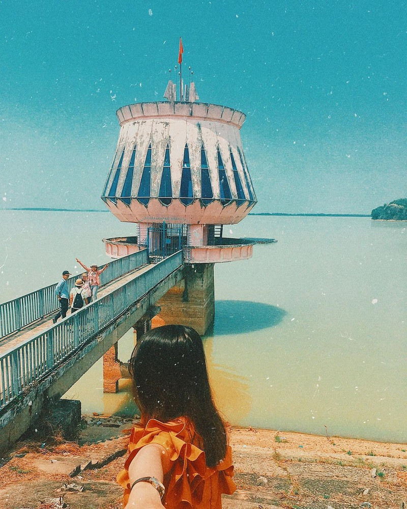 1. Hồ Dầu Tiếng là một trong những cảnh đẹp Tây Ninh nổi tiếng và được nhiều người ghé tới nhất có lẽ phải nhắc đến cái tên Hồ Dầu Tiếng. Bật mí cho các bạn, đây cũng chính là một điểm check in quen thuộc của nhiều bạn trẻ mỗi khi ghé tới Tây Ninh đó. 