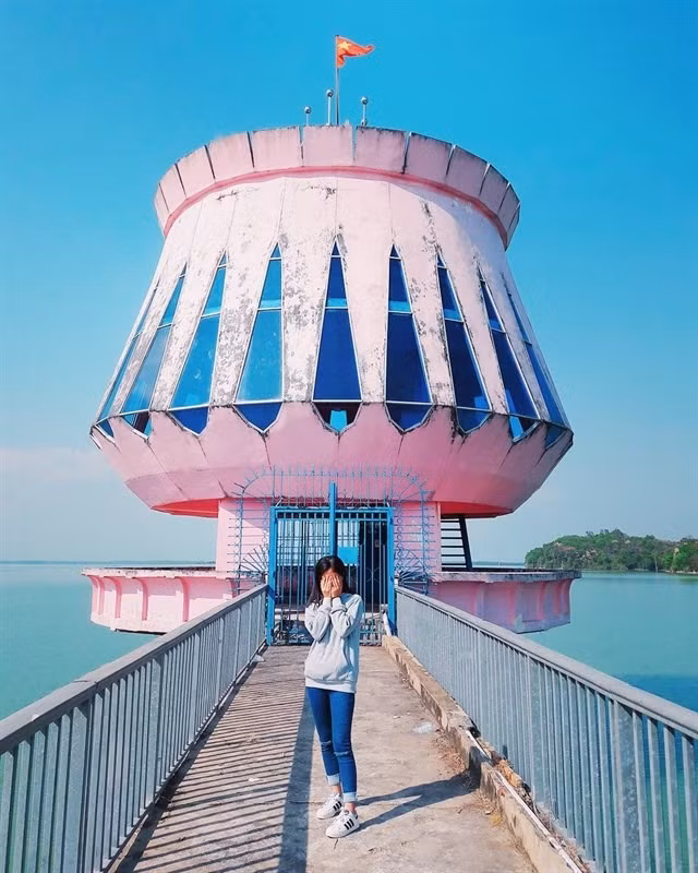 Mặt hồ mênh mông, trong vắt, xung quanh cây cối tốt tươi, thơ mộng. Đến đây bạn còn được chơi vui quên lối về với những hoạt động chèo thuyền, cắm trại, câu cá,…Đây là địa điểm check-in Tây Ninh vô cùng "đắt khách".