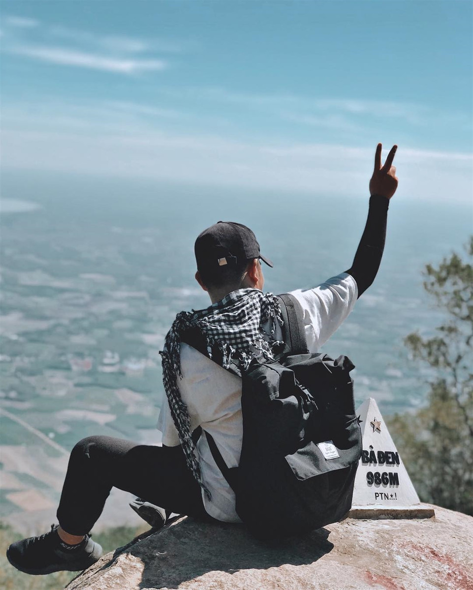 Núi Bà Đen là ngọn núi cao nhất miền Nam với độ cao 986m. Ngọn núi này nằm trong quần thể văn hóa - lịch sử Tây Ninh và được coi là biểu tượng của mảnh đất này.