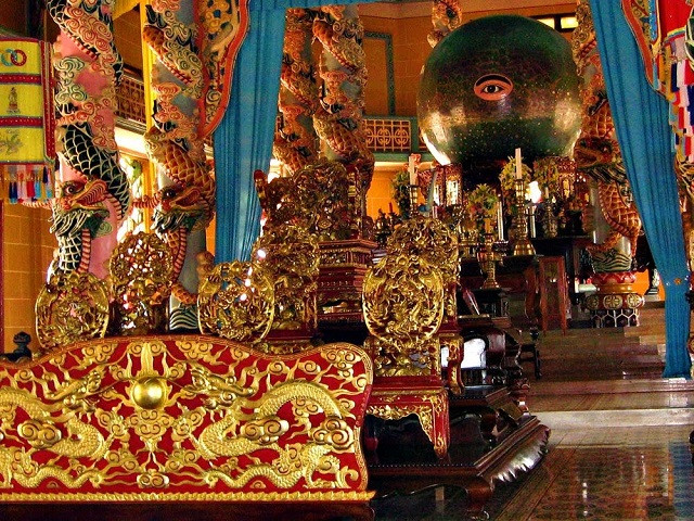 Đây là điểm du lịch tôn giáo nên có một số quy tắc bạn cần nhớ: giờ lễ chính trong ngày là 12 giờ trưa, khi vào các tòa phải bỏ giày dép ở ngoài và đi vào từ cửa hai bên, nam đi bên phải, nữ đi bên trái.