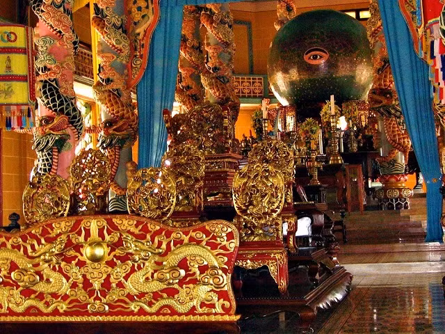 Đây là điểm du lịch tôn giáo nên có một số quy tắc bạn cần nhớ: giờ lễ chính trong ngày là 12 giờ trưa, khi vào các tòa phải bỏ giày dép ở ngoài và đi vào từ cửa hai bên, nam đi bên phải, nữ đi bên trái.