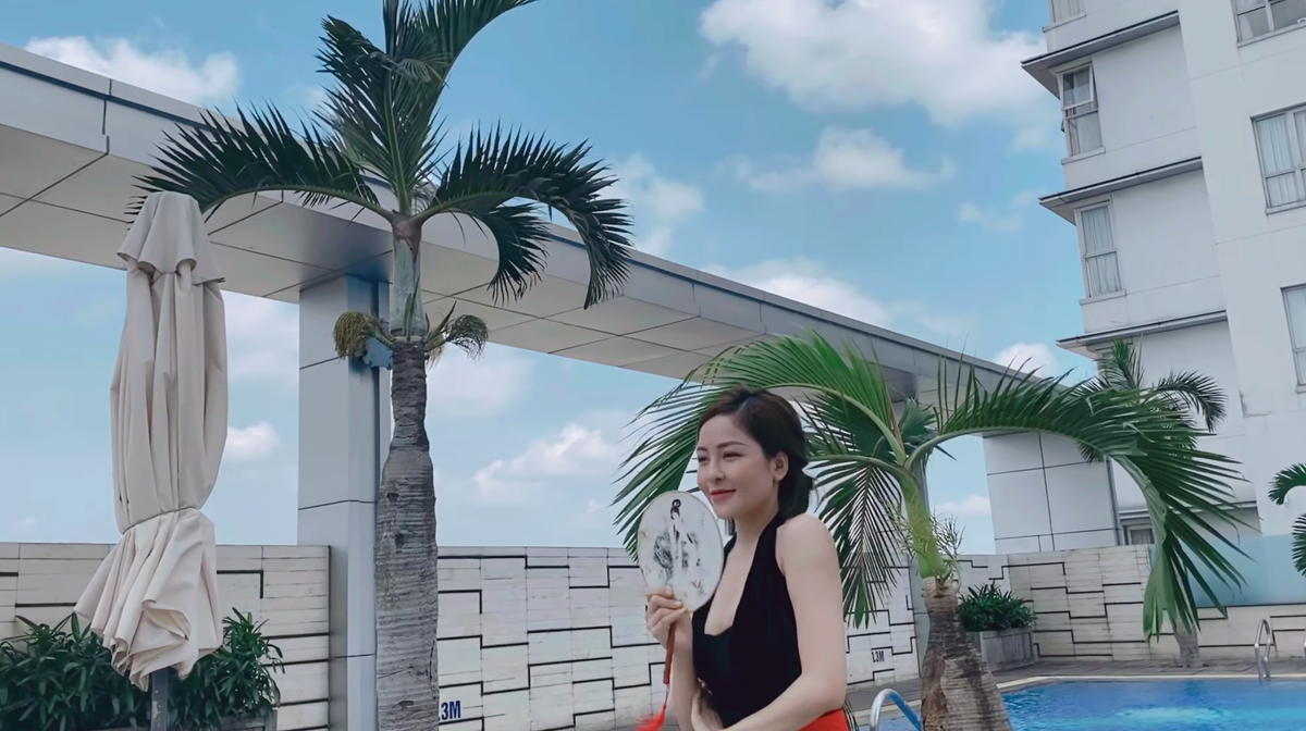 Cách đây vài hôm, Trâm Anh cũng từng đăng tải clip múa đương đại trên nền nhạc Trung Quốc. Những động tác uyển chuyển, mềm mại của cô nàng nhận được nhiều lời khen ngợi.