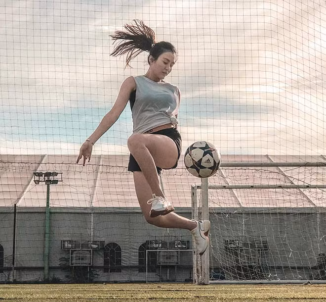 Nguyễn Lê Thảo Uyên được nhiều người chú ý nhờ ngoại hình xinh xắn, cùng tài nghệ võ thuật nên cô nàng được dân mạng là "hot girl võ thuật".