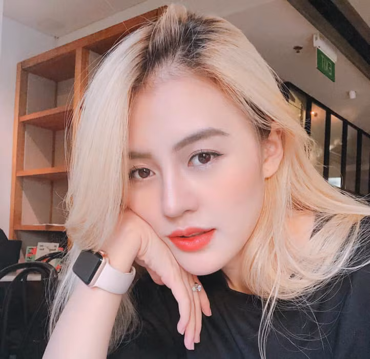 Là “dân võ thuật”, nhưng Thảo Uyên không hề bị thô cứng, ngược lại cô sở hữu ngoại hình đầy nữ tính và gương mặt rất thần thái.