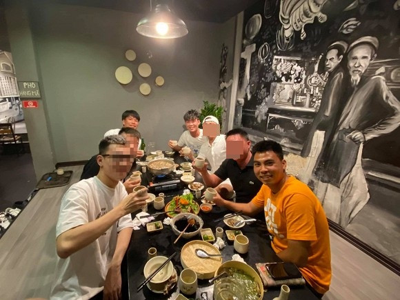 Duy Mạnh, Đức Huy, Văn Dũng là các cầu thủ thuộc CLB Hà Nội có mặt tại buổi nhậu cùng bạn bè vào tối ngày hôm qua.