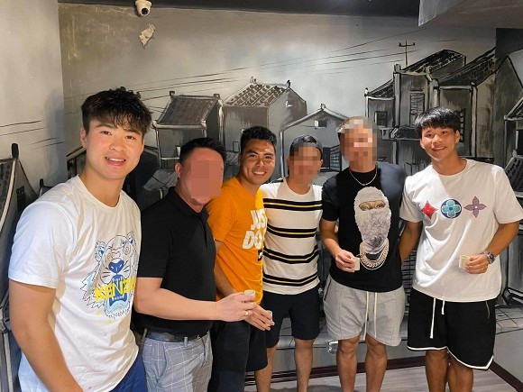 "Tưởng không say mà lại say không tưởng. Bữa tối vui vẻ hết nấc đúng nghĩa cùng gia đình và những người anh em" - một người bạn góp mặt trong cuộc nhậu của Duy Mạnh viết trên trang Facebook cá nhân.