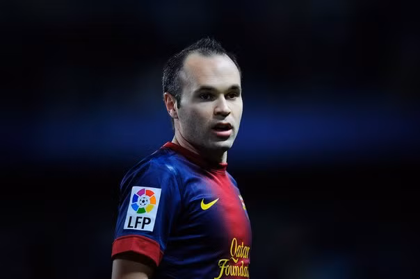 Andres Iniesta (Barcelona): Cho đến bây giờ vẫn có rất nhiều người cho rằng Iniesta xứng đáng giành Quả bóng vàng FIFA 2010 hơn là người đồng đội ở Barca Lionel Messi. Cầu thủ nhỏ con này là một trong những nhân tố quan trọng giúp ĐT TBN đăng quang ở World Cup 2010. 