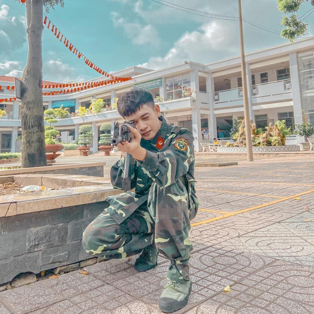 Anh chàng hiện đang là sinh viên năm 3 trường Đại học Sư phạm TP HCM, khoa Giáo dục quốc phòng