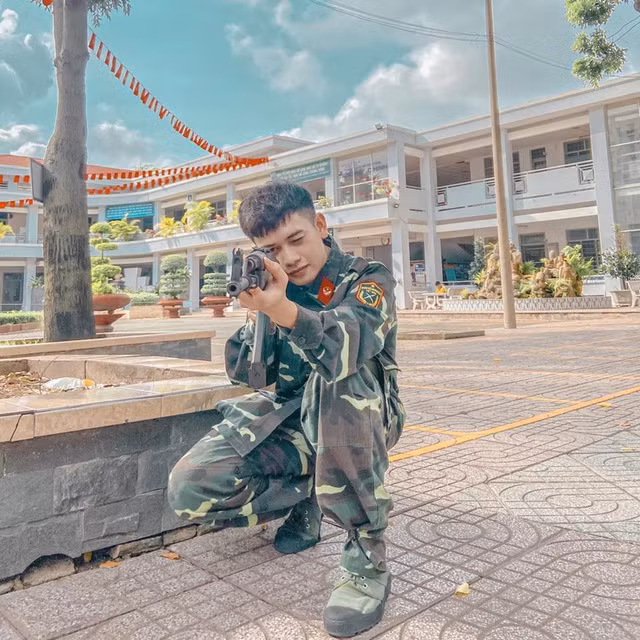 Anh chàng hiện đang là sinh viên năm 3 trường Đại học Sư phạm TP HCM, khoa Giáo dục quốc phòng