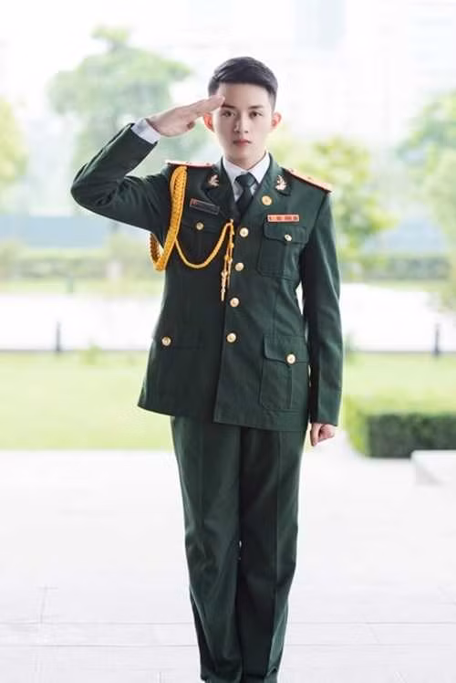 Nhắc đến " hot boy quân phục" chắn chắn không thể không kể đến anh chàng Hoàng Văn Trần Bảo (tên thường gọi là Bảo Hoàng), sinh năm 1996. Bảo Hoàng nổi tiếng từ năm 2015, khi những bức ảnh diện quân phục của anh được lan truyền trên mạng xã hội.