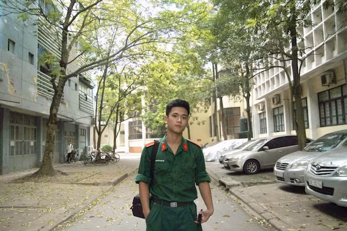 Nam sinh trường Học viện Kỹ thuật Quân sự Nguyễn Văn Hà từng được dân mạng đặt cho biệt danh "soái ca quân đội" vì vẻ ngoài cực kỳ điển trai, thu hút mọi anh nhìn.