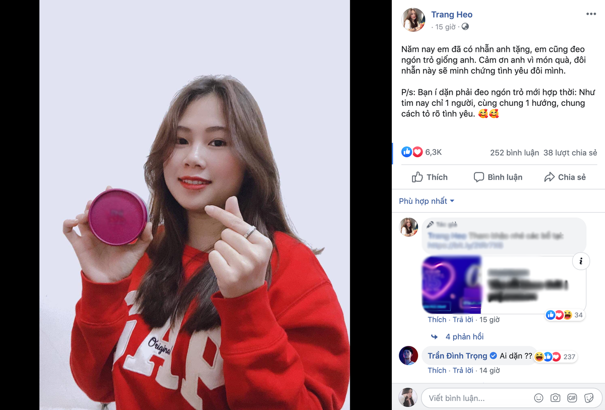 Trên trang Facebook của bạn gái Đình Trọng cũng có chia sẻ tương tự, cô nàng cho biết năm nay được người yêu tặng nhẫn, đây chính là chứng nhân tình yêu của cả hai. Không chỉ đeo nhẫn đôi, cặp cầu thủ - WAG còn diện áo đôi cực tình tứ.