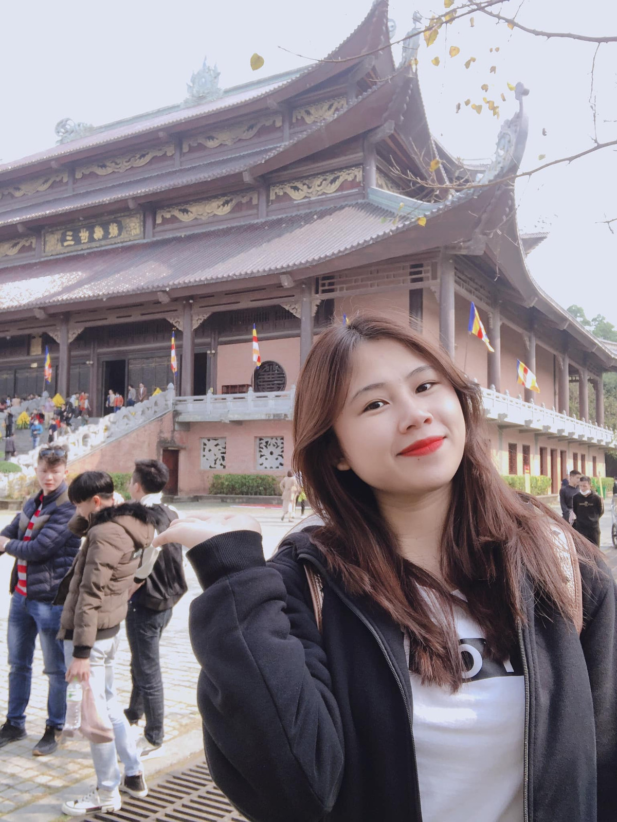 Cô gái đến từ Điện Biên cũng là một trong số ít nàng WAGs được rất nhiều cầu thủ, đồng đội của bạn trai yêu mến, thường xuyên bình luận trêu đùa trên mạng xã hội. Thậm chí Văn Hậu từng không e ngại gọi cô nàng là "chị Trang lợn".