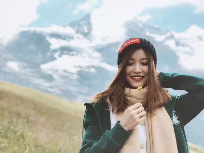 Không riêng gì người bình thường, kể cả cô nàng hot girl có tiếng Vóc Đỗ cũng phải xuýt xoa khen ngợi, ghen tị với Quỳnh Anh.