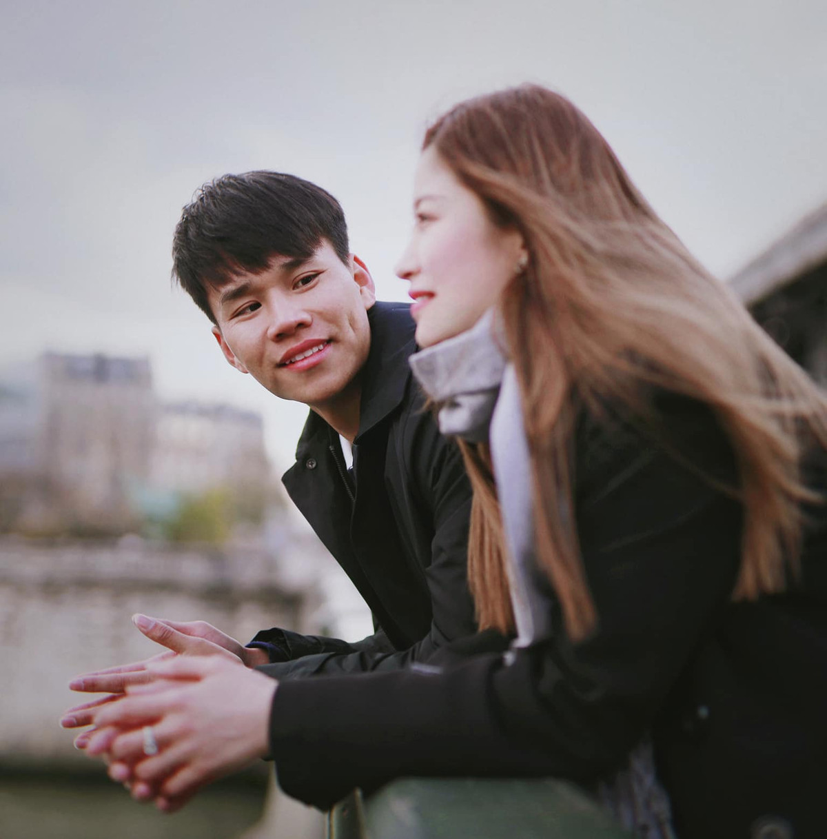 Cũng giống như nhiều cặp đôi khác, Vóc Đỗ và Văn Dũng đều cảm thấy ghen tị với vợ chồng Quỳnh Anh - Duy Mạnh. Bởi "công chúa béo" và chồng hậu kết hôn vẫn quấn quýt không rời khiến dân tình xuýt xoa ngưỡng mộ.