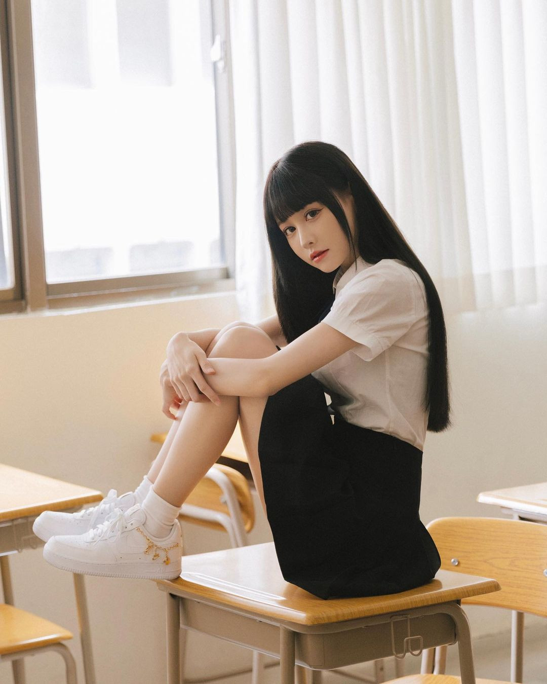 Hành động này dẫn đến sự tranh cãi của netizen. Có người cho rằng cô nàng quá lố lăng, kém duyên trong bữa tiệc, có người lại bảo vệ cô nàng, việc hết mình trong đám cưới bạn thân là điều mà không phải ai cũng dám làm.