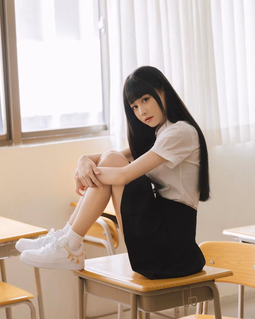 Hành động này dẫn đến sự tranh cãi của netizen. Có người cho rằng cô nàng quá lố lăng, kém duyên trong bữa tiệc, có người lại bảo vệ cô nàng, việc hết mình trong đám cưới bạn thân là điều mà không phải ai cũng dám làm.