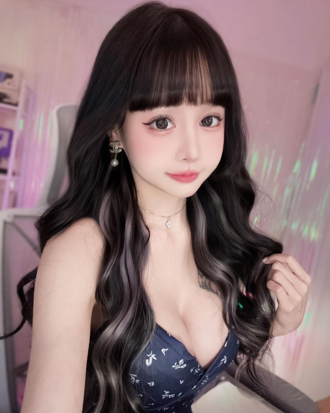 Theo tìm hiểu, đây không phải lần đầu Vương Y Đình gây chú ý với phong cách gợi cảm. Cô nàng từng là cựu thành viên nhóm nhạc "AMOi-AMOi" do Namewee sáng lập, theo đuổi phong cách gọi cảm, sexy.