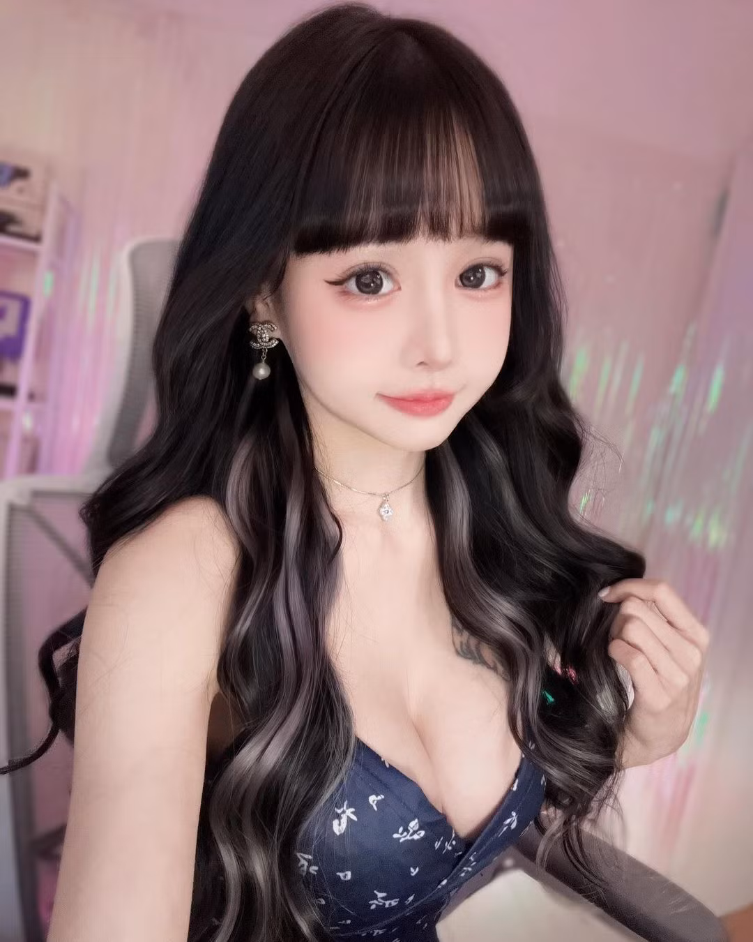 Theo tìm hiểu, đây không phải lần đầu Vương Y Đình gây chú ý với phong cách gợi cảm. Cô nàng từng là cựu thành viên nhóm nhạc "AMOi-AMOi" do Namewee sáng lập, theo đuổi phong cách gọi cảm, sexy.