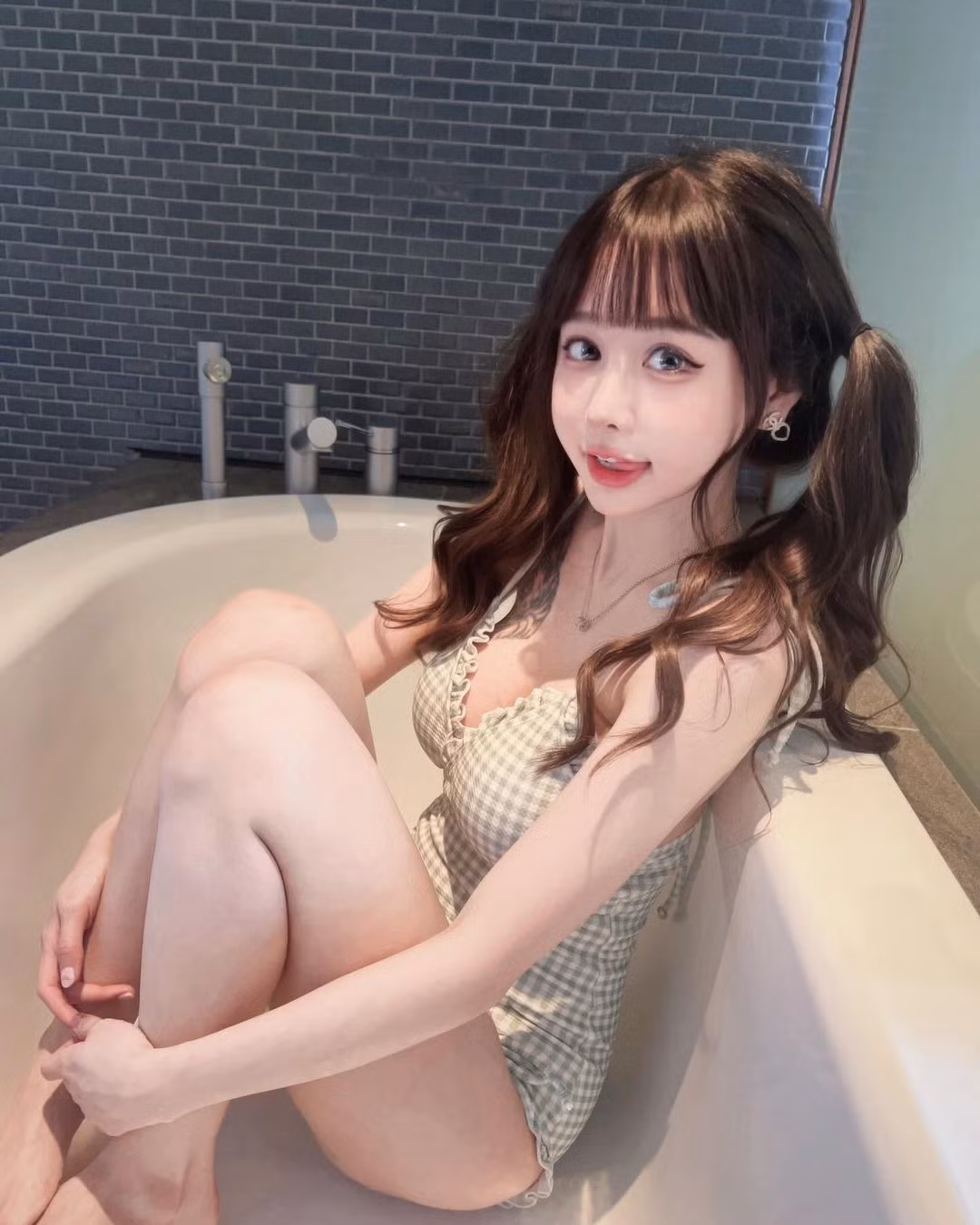 Đáp lại những chỉ trích về điệu nhảy của Vương Y Đình, cô dâu đã lên tiếng trên mạng xã hội: "Tôi, cô dâu, cảm thấy không có vấn đề gì cả" kèm theo một biểu tượng cảm xúc trái tim.