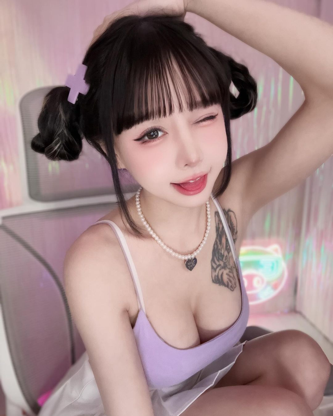 Trong đoạn video được chia sẻ rộng rãi, Vương Y Đình xuất hiện trong bộ váy ôm sát màu xám nhạt, xẻ cao.