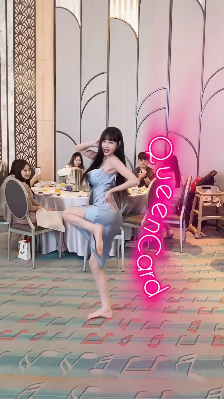 Cô nàng đã thể hiện vũ đạo nóng bỏng của bài hát "Queencard" từ nhóm nhạc Hàn Quốc (G)I-DLE, bất chấp trang phục phù dâu xẻ cao gợi cảm.