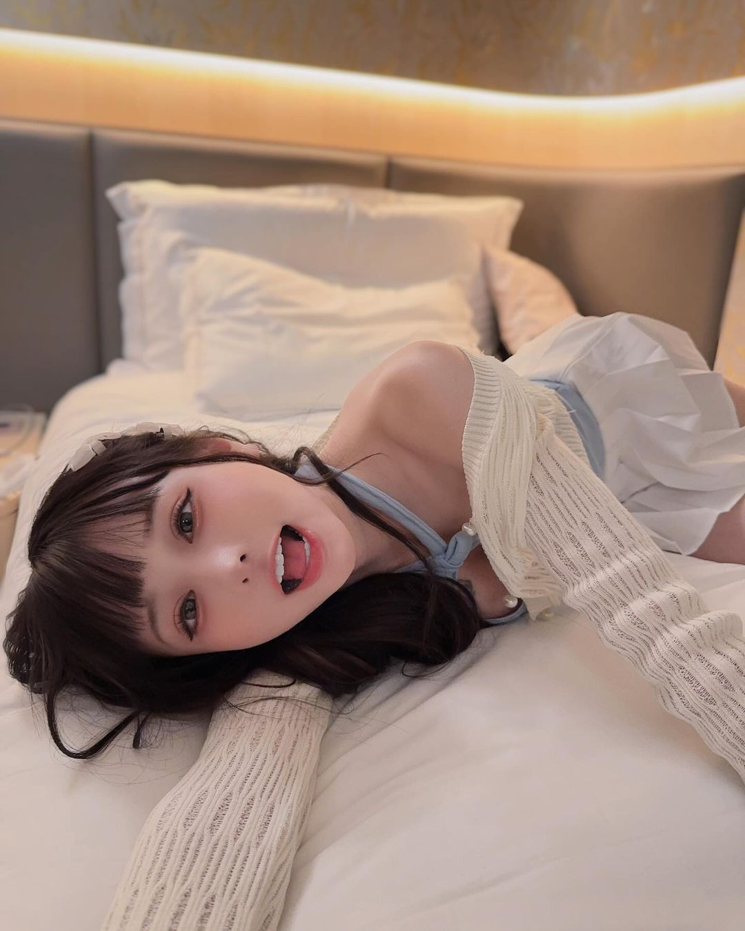 Kể từ khi chuyển hướng sang làm streamer sau khi nhóm nhạc tan rã vào năm 2020, cô thường xuyên chia sẻ hình ảnh quyến rũ trên mạng xã hội.