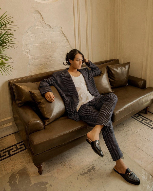 Chỉ vì "lột xác" quá hoàn hảo nên không ít dân mạng nghi ngờ Khoa còn can thiệp thẩm mỹ để có ngoại hình siêu hấp dẫn này.