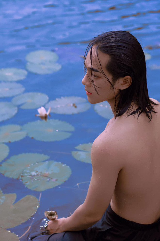 Sau khi Khoa đăng tải lên MXH khoe hành trình giảm cân của mình, cư dân mạng lập tức gây trầm trồ vì gương mặt và thần thái, phong cách lãng tử của anh chàng là điều khiến tất cả khó cưỡng lại nhất.