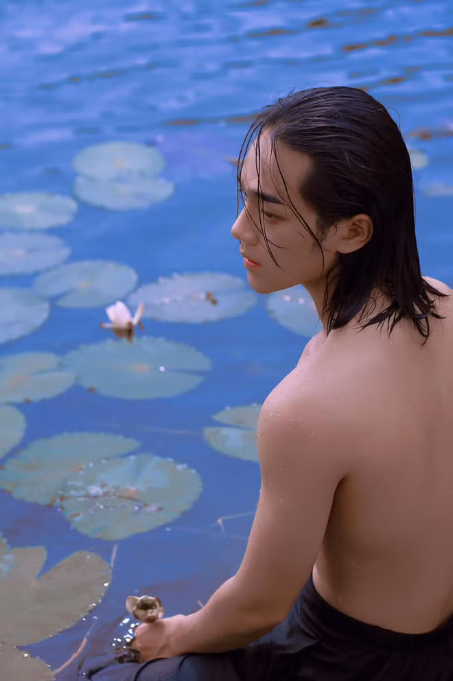 Sau khi Khoa đăng tải lên MXH khoe hành trình giảm cân của mình, cư dân mạng lập tức gây trầm trồ vì gương mặt và thần thái, phong cách lãng tử của anh chàng là điều khiến tất cả khó cưỡng lại nhất.