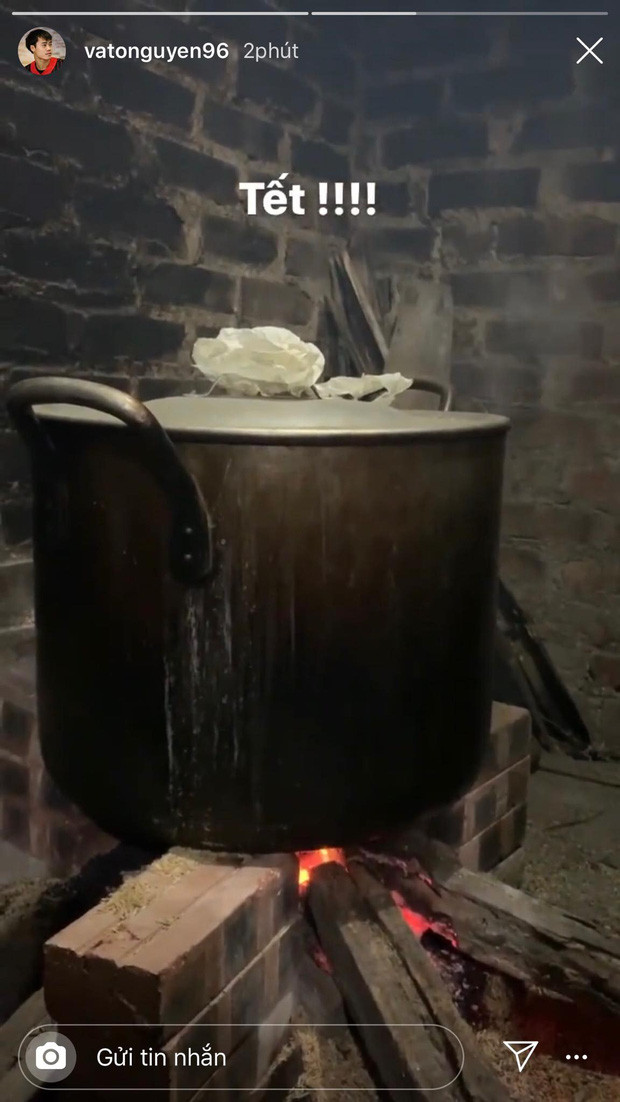 Rich Kid của dàn cầu thủ Việt Nam đang tải hình ảnh ngồi trông nồi bánh chưng xanh chuẩn bị đón Tết.