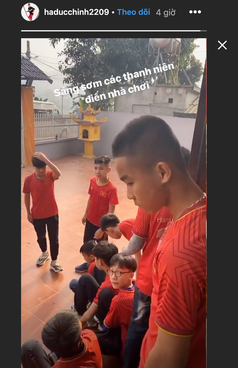 Không tất bật gói bánh như các đồng đội, Hà Đức Chinh được dàn fan nhí ghé thăm ngày giáp Tết. Nhóm bạn nhỏ đều mặc chiếc áo của đội tuyển Việt Nam vô cùng nổi bật.