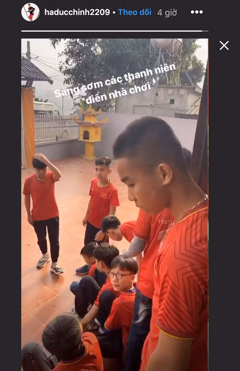 Không tất bật gói bánh như các đồng đội, Hà Đức Chinh được dàn fan nhí ghé thăm ngày giáp Tết. Nhóm bạn nhỏ đều mặc chiếc áo của đội tuyển Việt Nam vô cùng nổi bật.