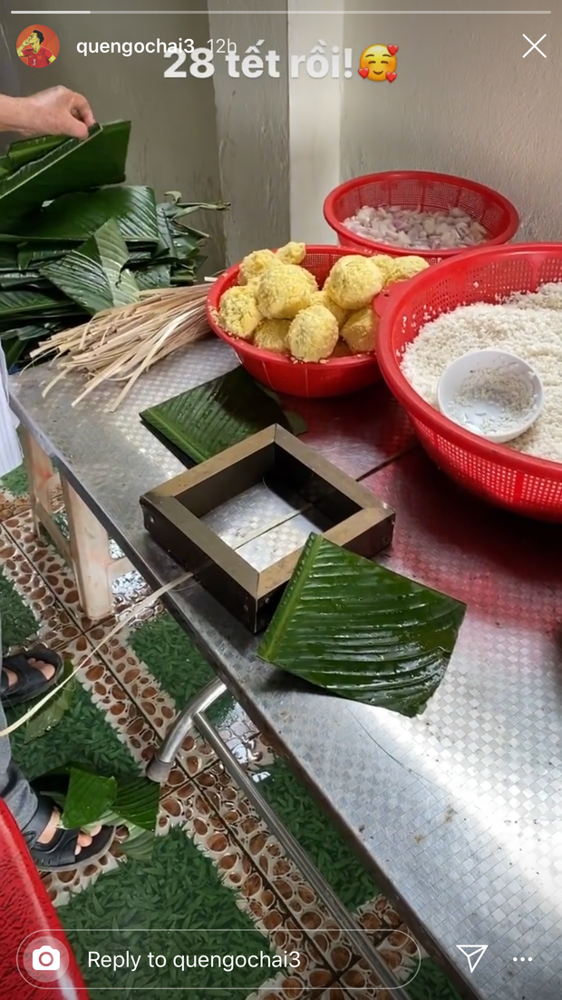 Quế Ngọc Hải cũng khoe tự tay gói bánh chưng vào ngày 28 Tết. Trước đó, anh chàng đưa con gái cùng đi mua đào, sắm mai.