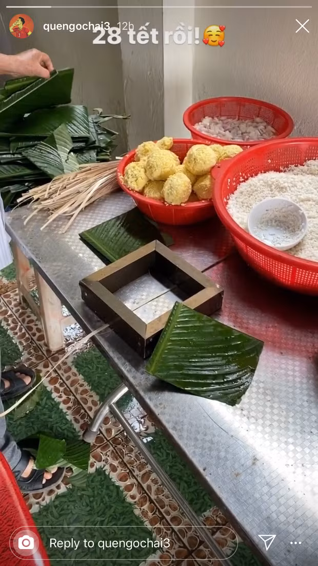Quế Ngọc Hải cũng khoe tự tay gói bánh chưng vào ngày 28 Tết. Trước đó, anh chàng đưa con gái cùng đi mua đào, sắm mai.