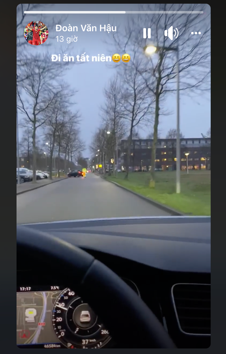 Nhìn các đồng đội ở nhà chuẩn bị Tết, chắc hẳn Văn Hậu rất chạnh lòng. Đây là năm đầu tiên cầu thủ sinh năm 1999 đón năm mới Âm lịch tại Hà Lan. Anh khoe khoảnh khắc tự lái xe đi ăn tất niên ở xứ người.