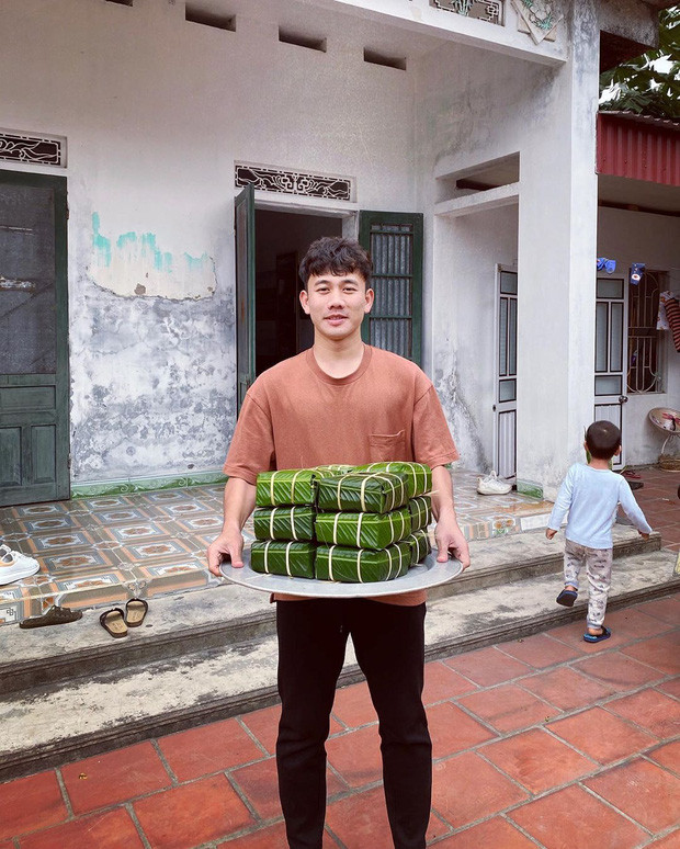 Thành quả sau cả buổi gói bánh của Minh Vương là một mâm bánh chưng xanh mướt, vuông vức. Ngoài đôi chân vàng, anh chàng còn có đôi tay cực kỳ khéo léo.