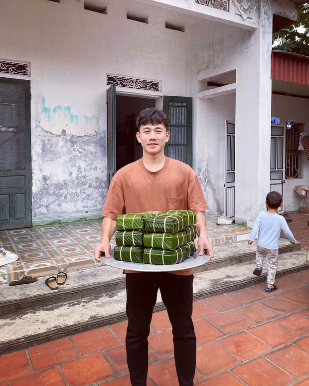 Thành quả sau cả buổi gói bánh của Minh Vương là một mâm bánh chưng xanh mướt, vuông vức. Ngoài đôi chân vàng, anh chàng còn có đôi tay cực kỳ khéo léo.