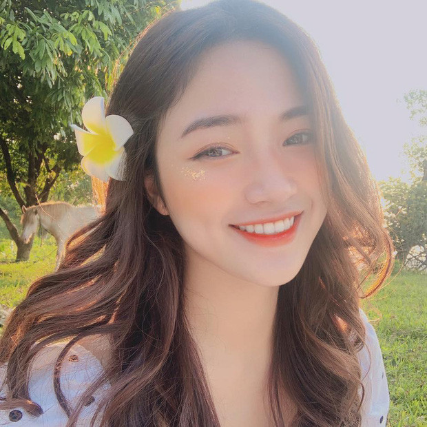 Được biết, cô bạn tên Thạm Thị Hồng Ngọc, tên thường gọi là Tiêu Ngọc, sinh năm 1996. Hiện tại, cô nàng đang là giảng viên Trường Cao đẳng Nghề Công Nghệ Cao Hà Nội. Cô là cựu sinh viên Trường Đại học Sư phạm Hà Nội.