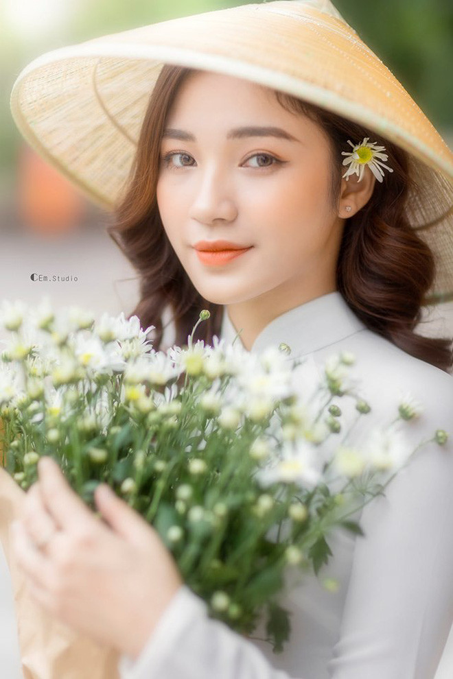 "Đây không phải lần đầu mình nghe mọi người nói mình giống ca sĩ Hoà Minzy.Vô tình thôi khi ngày xưa xem các chương trình của nữ ca sĩ khi tham gia, mình đã rất yêu thích cô rồi, bạn bè bảo có nét giống, xong mình tự soi gương thấy có đôi chút nét gì đó thật" - Ngọc vui vẻ cho biết.