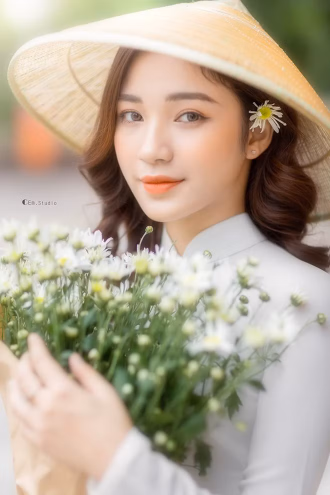 "Đây không phải lần đầu mình nghe mọi người nói mình giống ca sĩ Hoà Minzy.Vô tình thôi khi ngày xưa xem các chương trình của nữ ca sĩ khi tham gia, mình đã rất yêu thích cô rồi, bạn bè bảo có nét giống, xong mình tự soi gương thấy có đôi chút nét gì đó thật" - Ngọc vui vẻ cho biết.