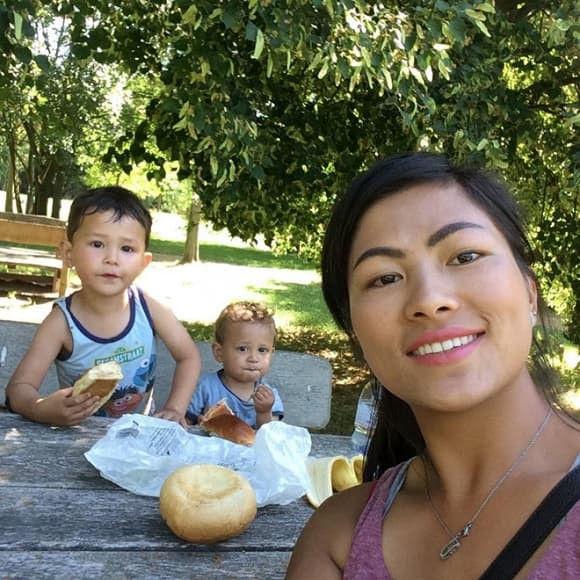 Dù chia tay nhưng Lò Thị Mai vẫn giữ mối quan hệ với chồng cũ và nhà chồng cũ. Cô sống độc thân, hai con nhờ ông bà nội chăm. Không còn làm dâu, nhưng Lò Thị Mai vẫn thường cùng gia đình chồng cũ đi chơi.