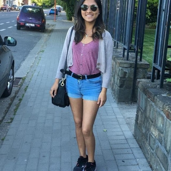 "Sau khi tôi ly hôn, rất nhiều người nhìn tôi với vẻ xem thường. Không quan trọng bạn làm gì trong cuộc sống, mọi người sẽ luôn ghen tị với bạn. Dù sao thì tôi cũng rất biết ơn vì đã có gia đình chồng tôi, họ luôn ở đó vì tôi và các con tôi. Và những gì họ làm cho gia đình tôi, tôi sẽ không bao giờ quên".